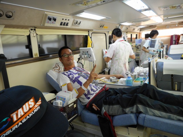献血バスの中で献血