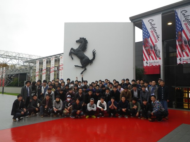 2 フェラーリ博物館　1班記念写真