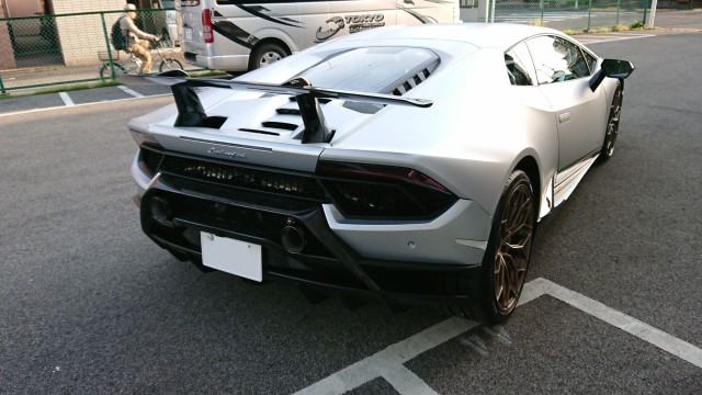 ウラカン納車時リアナンバー修正済み