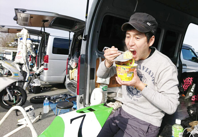 ⑤箸を忘れたから六角レンチで食べる！！