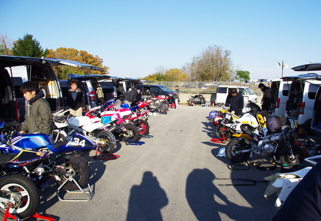 ①朝8時からライダーがいっぱい