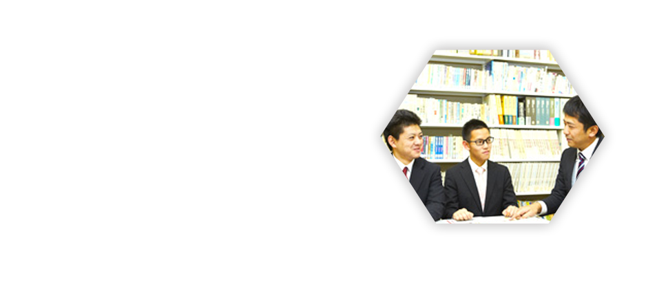 高い就職率 東京自動車大学校の最大の特徴は、圧倒的な就職率。メーカー系専門学校と違い、全メーカー系ディーラーにも就職でき、乗用車・大型・小型・二輪はもちろん、ディーラー以外でも幅広い進路先を確保しています。2級整備士コースでは1年生、1級整備士コースでは3年生終了時から内定がもらえます。